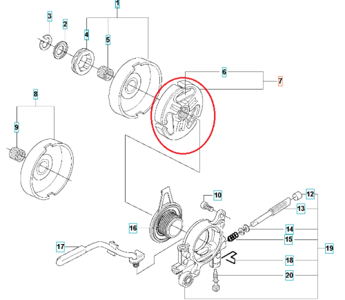 Sprzęgło do pilarki Husqvarna 570/575XP/576XP, widok z boku, w pozycji leżącej. Z zaokrąglonymi krawędziami, wykonane z metalu, z widocznymi detalami mocowania. Na obwodzie elementów znajduje się finezyjny wzór. Tło białe, jednolite.