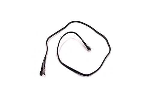 Czarny przewód zwarciowy do podkaszarek Husqvarna 235 R, z widocznymi końcówkami złączeniowymi, leżący na białym tle. Przewód jest gładki, elastyczny oraz o długości zapewniającej wygodne użytkowanie.