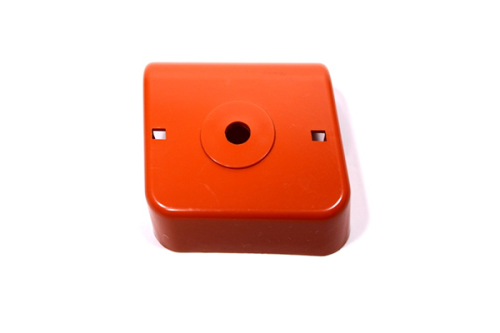 Nakładka obejmy do kosy spalinowej Husqvarna 235R, w kształcie prostokąta, wykonana z czerwonego plastiku. Widoczny otwór w centrum oraz dwa małe nacięcia. Produkt leży płasko na białym tle, co podkreśla jego wyraźny kolor i formę.