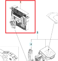 Jednostka sterująca dmuchawy 320iB Mark II Husqvarna, w układzie pionowym, widoczna z przodu. Skierowana do użytkownika, z wyraźnie zaznaczonymi wypustkami i gniazdami. Obudowa w kolorze ciemnoszarym, z widocznymi oznaczeniami technicznymi.