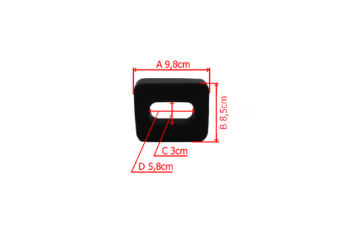 Filtr powietrza do wykaszarki Husqvarna 240R w kolorze czarnym. Prostokątny kształt, z wycięciem w środku, wymiary 9,8 cm x 8,5 cm x 3 cm. Zbliżenie na detale, na białym tle. Idealny do zapewnienia skutecznej filtracji powietrza.