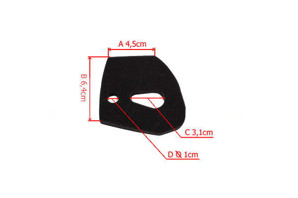 Filtr powietrza do wykaszarki Husqvarna 336FR, czarny, wykonany z tworzywa sztucznego. Wymiary: A 4,5 cm, B 6,4 cm, C 3,1 cm, D Ø 1 cm. Zbliżenie na detal z widocznymi otworami montażowymi, leżący na białym tle.