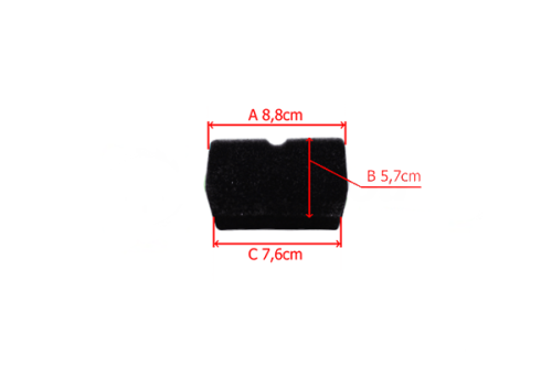Filtr powietrza do wykaszarki Husqvarna 343R/345RX w kształcie prostokąta. Wymiary: 8,8 cm x 7,6 cm x 5,7 cm. Wykonany z czarnej gąbki. Widoczny mały nacięcie u góry. Prezentowany z przodu na białym tle.