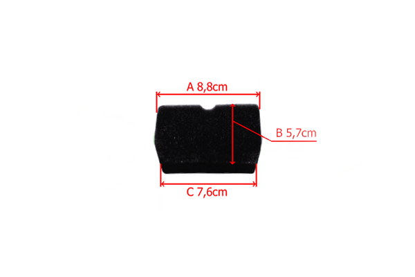 Filtr powietrza do wykaszarki Husqvarna 343R/345RX w kształcie prostokąta. Wymiary: 8,8 cm x 7,6 cm x 5,7 cm. Wykonany z czarnej gąbki. Widoczny mały nacięcie u góry. Prezentowany z przodu na białym tle.
