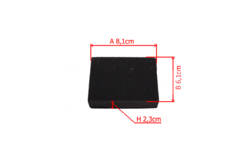 Filtr powietrza do wykaszarki Husqvarna 555RXT w kolorze czarnym, prostokątny, o wymiarach 8,1 cm (długość), 6,1 cm (szerokość) i 2,3 cm (wysokość). Produkt pokazany z góry, w akcji, na jednolitym tle.