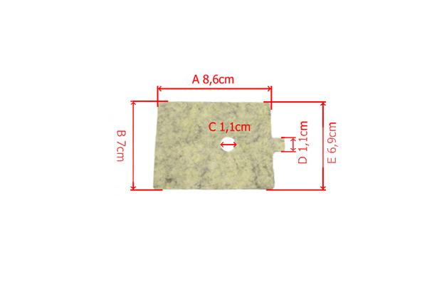 Filtr powietrza do wykaszarki Mcculloch Elite w kolorze szarym, w formie prostokątnej z otworem o średnicy 1,1 cm. Wymiary: 8,6 cm szerokości, 7 cm wysokości i 6,9 cm długości. Widoczny z z przodu na białym tle.
