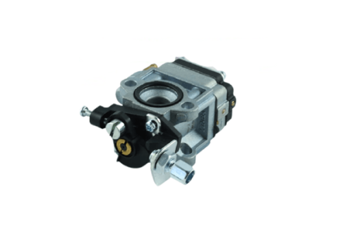 Gaźnik do kosy spalinowej Typ T26/T33, aluminiowy, w kolorze srebrnym. Produkt widoczny z boku, z detalami mocowania i otworami. Zawiera czarny element regulacyjny oraz widoczne złączki i przewody. Idealny do wymiany w kosach spalinowych.