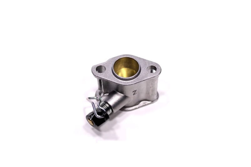Łącznik gaźnika do kosy spalinowej Husqvarna 545RX, metalowy, o gładkiej powierzchni, w kolorze srebrnym z złotym otworem. Element jest widoczny z boku, leżący, z zamocowanym sprężynowym zaciskiem, umożliwiającym podłączenie do gaźnika.