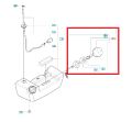 Korek paliwa do dmuchawy 170BT/wykaszarki 243R Husqvarna. Część w formie małego, okrągłego zamknięcia, w kolorze ciemnoszarym, z wyraźnym logo. Ukazany w zbliżeniu, z widocznymi detalami mocowań. Element do zamontowania w sprzęcie ogrodowym.