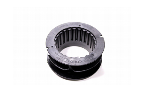 Czarna, okrągła szpula głowicy żyłkowej T35 Husqvarna z teksturowanym wnętrzem i oznaczeniami, leżąca na gładkim tle. Ma rowki dla lepszego uchwytu, przeznaczona do narzędzi ogrodowych, kompaktowa.