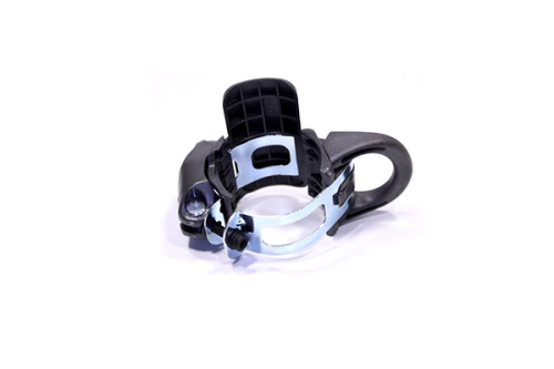 Zaczep szelek do kosy spalinowej 545RXT/545FX/545RX Husqvarna, w kolorze czarnym z metalowymi detalami. Produkt widoczny z boku, w pozycji leżącej. Zawiera mocowanie i przycisk. Tło białe, co ułatwia dostrzeganie szczegółów.