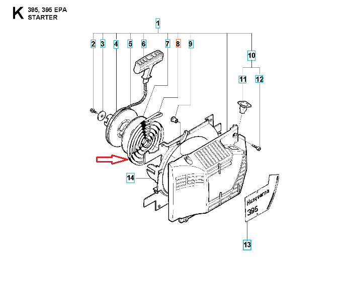 Sprężyna rozrusznika do pilarki Husqvarna 395 XP/XPG/394 XP, widoczna z boku, zbliżona perspektywa. Element metalowy w odcieniu szaro-srebrnym z charakterystycznymi kształtami, zamocowany na osłonie silnika. Logo Husqvarna 395 na obudowie.