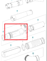 Przegub dmuchawy 550iBTX Husqvarna, widoczny z boku, o cylindrycznym kształcie, wykonany z materiału w kolorze czarnym. Detal zawiera wyraźne oznaczenia i element montażowy. Produkt prezentowany na białym tle.
