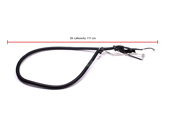 Wiązka sterownicza kosy 343R Husqvarna w czarnym otoku. Produkt leży na tle białym. Całkowita długość 111 cm. Widoczny kabel z mocowaniem oraz końcówką. Kąt ujęcia frontalny, prezentujący całość elementu.