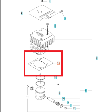 Uszczelka cylindra dmuchawy 580BTS Husqvarna, płaska, prostokątna, z wycięciem w kształcie cylindra. Widoczna w schemacie montażu. Materiał: guma. Ułożona poziomo, z detalami widocznymi na krawędziach, na białym tle.