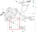 Metalowy napinacz łańcucha pilarki Husqvarna 556/562XP/XPG, prostokątny, z przodu, z dwoma mocowaniami i śrubami, z numerami katalogowymi. Zestaw montażowy z widocznymi detalami konstrukcyjnymi.