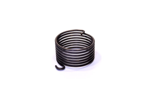 Sprężyna rozrusznika do kosy Husqvarna 125R, wykonana z ciemnej stali. Produkt złożony z kilku spirali, z charakterystycznym hakiem na końcu. Ujęcie z boku, na jednolitym tle, co podkreśla szczegóły konstrukcji.