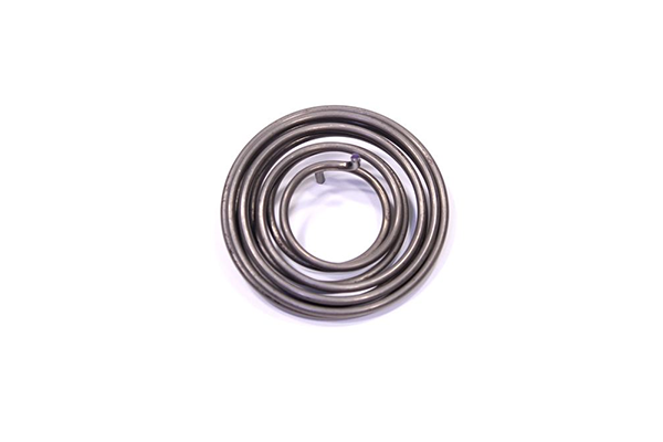 Sprężyna rozrusznika kosy Husqvarna 333R w formie zwiniętej, wykonana z metalowego materiału w odcieniu ciemnosrebrnym. Widoczny detal w postaci małego zaczepu. Produkt leży na jednolitym, białym tle.