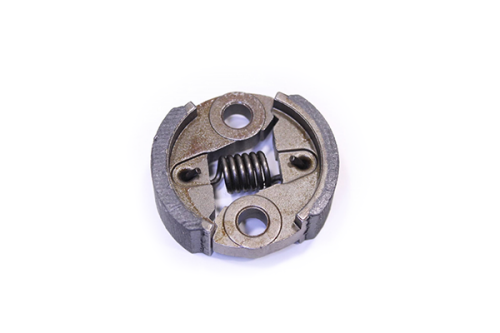 Sprzęgło odśrodkowe kosy T26 w kształcie okrągłym, z metalową powierzchnią. Widziane z góry, z wyraźnymi otworami i sprężyną wewnątrz. Na jednolitym tle, co uwydatnia szczegóły konstrukcji. Idealne do zastosowań w kosach spalinowych.