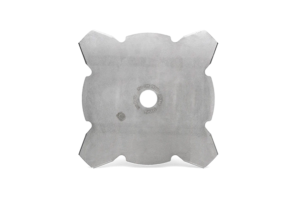 Czterozębna tarcza do trawy 4-T 255 mm, wykonana z metalu, o gładkiej, matowej powierzchni. Produkt widoczny frontalnie, z centralnym otworem, z charakterystycznymi zębami o kącie ułożenia. Idealna do koszenia trawy.