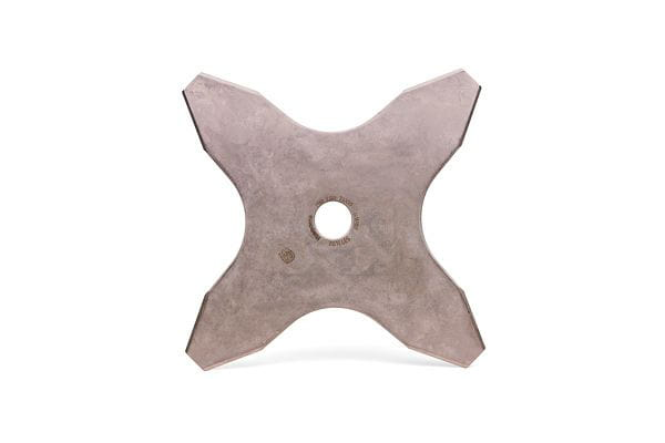 Czterozębny nóż do trawy Multi 275-4T Husqvarna wykonany z metalowego materiału, ma kształt krzyża z okrągłym otworem w centrum. Ujęcie frontalne na jednolitym tle, podkreślające jego mocne krawędzie i teksturę. Idealny do koszenia trawy.