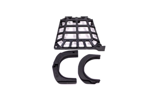 Osłona tłumika do kosy spalinowej Partner B325 w kolorze czarnym, wykonana z tworzywa sztucznego. Widoczne elementy to główny panel z siatką oraz dwa mocowania. Produkt leży na białym tle, ukazując szczegóły konstrukcji i kształt.