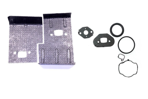 Zestaw uszczelek kosy Colibri/B250B/Partner/McCulloch składa się z dwóch metalowych blach oraz kilku uszczelek w różnych kształtach i rozmiarach. Elementy leżą na białym tle, z wyraźnymi detalami, w tym perforacjami oraz gładkimi krawędziami.