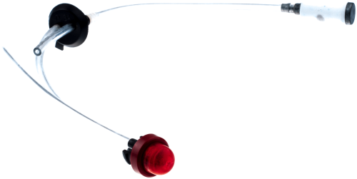 Przewód paliwa dmuchawy Husqvarna 125B/125BVX, z elastyczną, przezroczystą rurką i czarnym elementem montażowym. Na końcu znajduje się czerwony przycisk. Produkt ukazany w zbliżeniu, na białym tle, eksponujący detale konstrukcyjne.