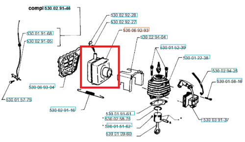 Tłumik dmuchawy 132HBV Husqvarna, czarny element o prostokątnym kształcie, widoczny z boku, z przyłączem do wentylatora. Przeznaczony do systemów dmuchaw, z elementami montażowymi z oznaczeniami. Tło neutralne, brak dodatkowych detali.