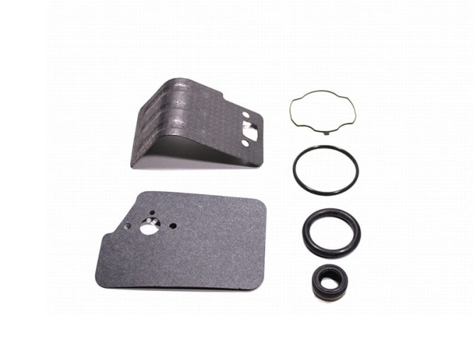 Zestaw uszczelek dmuchawy GBV 325 McCulloch: metalowa uszczelka z wycięciem, owalna uszczelka i czarne ringi na białym tle, widok z góry uwydatniający detale montażowe.