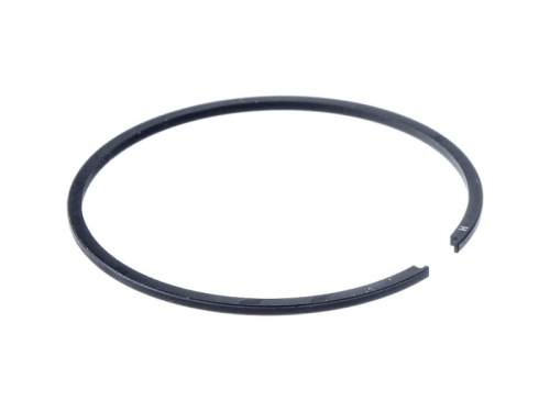 Pierścień tłoka wykaszarki 525RX i dmuchawy 525BX Husqvarna, czarny, okrągły, z otwartym końcem. Widok z góry, leżący na białym tle, ukazuje gładką powierzchnię i jednolitą fakturę materiału. Idealny do wymiany w sprzęcie ogrodowym.