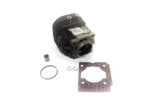 Tłok z cylindrem dmuchawy Husqvarna 525BX, ciemnosrebrny, metalowy, z rowkami, otworami montażowymi, napisami. Leży na białym tle, obok pierścienie i uszczelka, kształt cylindryczny, gładka faktura.