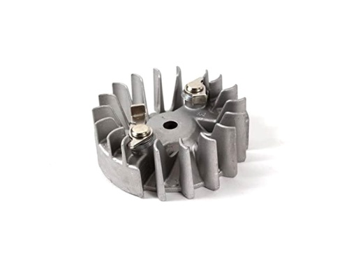 Metalowe koło zamachowe dmuchawy 125B Husqvarna, srebrne, z żeberkami chłodzącymi i dwoma mocowaniami. Okrągłe, z centralnym otworem na wałek, na białym tle.