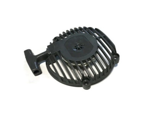 Rozrusznik dmuchawy 125B Husqvarna w kolorze czarnym, z okrągłym korpusem oraz widocznymi szczelinami wentylacyjnymi. Produkt leży na białym tle, z ujściem w kształcie prostokąta. Zachowane detale mogącej służyć instalacji.