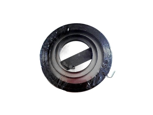 Sprężyna rozrusznika dmuchawa GBV 325 w czarnym kolorze, okrągła z centralnym otworem i widocznym zaczepem. Ujęcie w zbliżeniu, produkt leżący na jednolitym tle. Materiał odporny na warunki atmosferyczne, dedykowany do urządzeń ogrodowych.