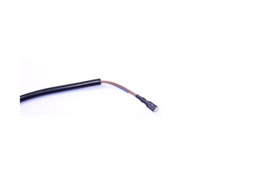 Przewód do nożyc elektrycznych EasyCut Gardena, elastyczny, czarny, z wtyczką u góry. Ujęcie z boku, pokazujące szczegóły końcówki. Długość przewodu nieokreślona, brak widocznych napisów lub wzorów. Tło jasne, jednolite.
