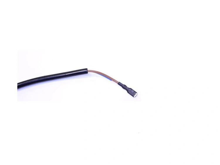 Przewód do nożyc elektrycznych EasyCut Gardena, elastyczny, czarny, z wtyczką u góry. Ujęcie z boku, pokazujące szczegóły końcówki. Długość przewodu nieokreślona, brak widocznych napisów lub wzorów. Tło jasne, jednolite.