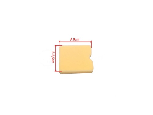 Filtr powietrza do nożyc Husqvarna 226HD60S, prostokątny, jasny, gąbczasty, 9x8,5 cm, na białym tle z wyciętą klapą z tyłu.