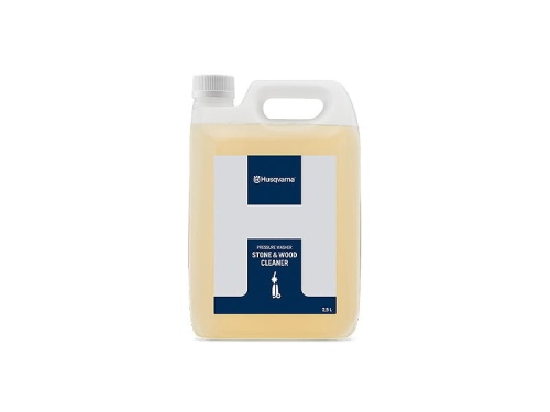 Detergent Husqvarna do drewna i kamienia, 2,5 l przezroczysty pojemnik z uchwytem. Napis „PRESSURE WASHER STONE & WOOD CLEANER” i logo. Do użytku w ogrodzie i mycia powierzchni.