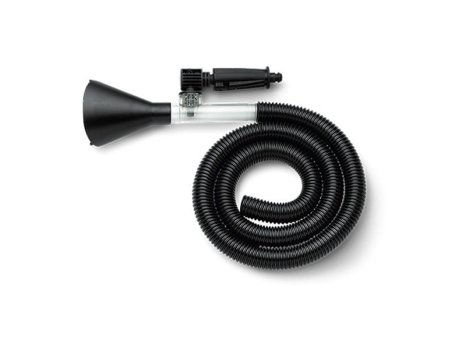 Dysza ssąca do myjek, z czarną, teksturowaną rurą i przezroczystą wylewką, ułożona w zwoju. Kąt ujęcia jest z góry, ukazując detal mocowania. Produkt znajduje się na prostym tle, co podkreśla jego konstrukcję i funkcjonalność.