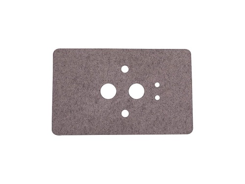 Brązowa prostokątna uszczelka gaźnika dmuchawy Husqvarna z trzema okrągłymi otworami, na jasnym tle, bez napisów i logo, widoczne krawędzie i otwory ułatwiające montaż.