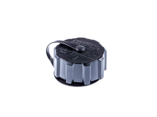 Korek paliwa dmuchawy Husqvarna 140B/155BT, czarny, cylindryczny z wyraźnymi napisami D50 i oznaczeniem + na pokrywie. Ujęcie z boku, pokazujące fakturę i kształt. Produkt leży na jednolitym tle, z widoczną metalową zawieszką.