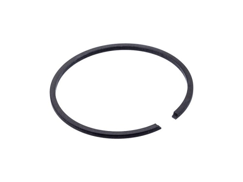 Pierścień tłoka dmuchawy 140B/145BT Husqvarna, czarny, okrągły kształt, wykonany z elastycznego materiału. Zdjęcie przedstawia go z góry, leżącego na jednolitym tle, z widoczną przerwą w obrzeżu. Brak dodatkowych elementów.