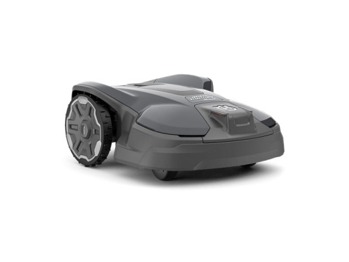 Robot koszący Husqvarna Automower®320 NERA w kolorze ciemnoszarym, widok z boku. Wyraźnie widoczne są dwa duże, wzmacniane koła oraz tekstura obudowy. Kształt aerodynamiczny, z narożnikiem, niskoprofilowy. Przeznaczony do nawadniania trawnika.