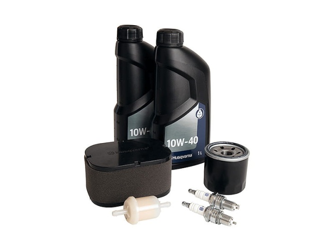 Zestaw serwisowy dla ridera Husqvarna R214T/R214TC obejmuje dwa czarne litrowe pojemniki z olejem silnikowym 10W-40, filtr powietrza, filtr paliwa i dwie świeczki zapłonowe. Elementy ułożone na ciemnym tle, frontalnie, z widocznymi detalami.