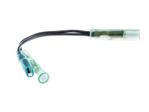 Przewód montażowy dmuchawy 140B Husqvarna, czarny kabel z dwoma końcówkami w transparentnych osłonach. Pozycja leżąca, ukazująca detale złącza. Tło białe, co podkreśla widoczność produktu.