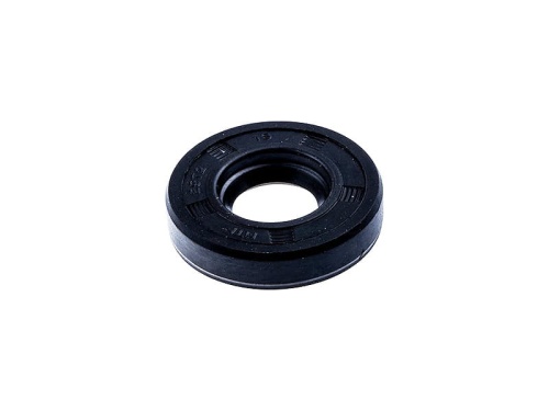 Pierścień uszczelniający dmuchawy 132HBV/kosy 23R Husqvarna, okrągły, czarny, wykonany z gumy. Widoczny z boku, położony poziomo na jednolitym tle. Brak widocznych napisów lub detali. Zastosowanie w urządzeniach ogrodniczych.