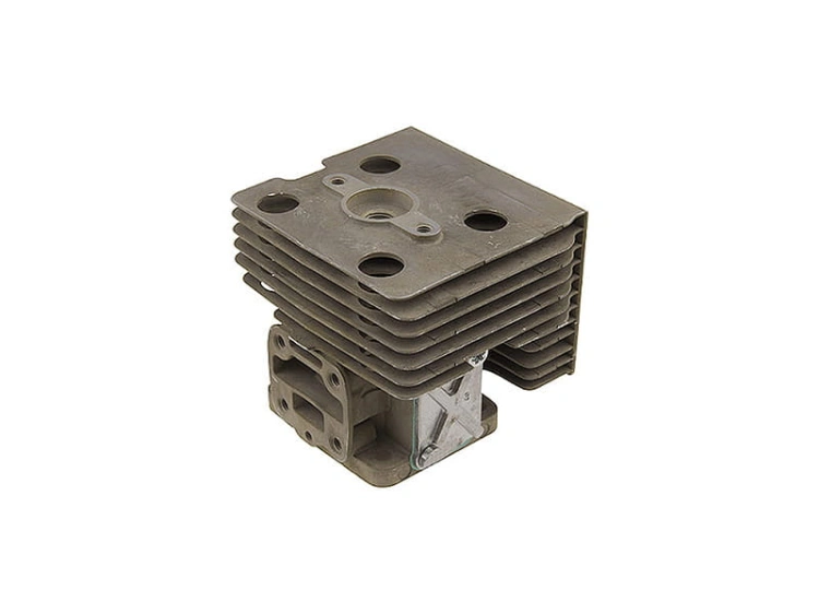 Cylinder dmuchawy 130BT Husqvarna w kolorze szarym, z metalową obudową i wieloma rowkami wentylacyjnymi. Widok z boku, produkt leży na płaskiej powierzchni. Na górze cztery okrągłe otwory, z lewej strony widoczne mocowanie.