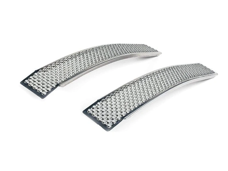 Rampy załadunkowe 150x20x3,5 cm Husqvarna, stalowe z antypoślizgowymi noskami i wzorem zapewniającym dobrą przyczepność, idealne do ciężkich ładunków i transportu.
