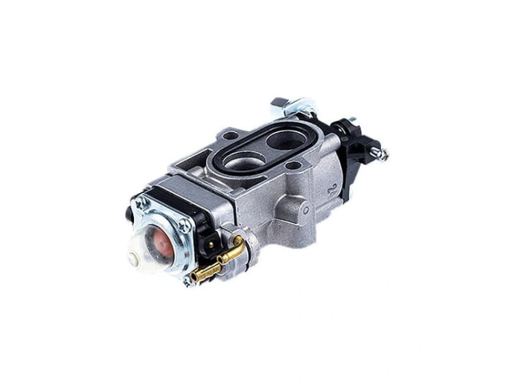 Srebrny gaźnik dmuchawy Husqvarna 380BTS, metaliczne wykończenie, leżący, frontalny widok, widoczny mechanizm, elementy montażowe, przezroczyste okienko, brodzik, zawór, mocowanie, białe tło.